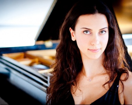 Пловдивска пианистка свири за тежко болни пациенти в болница с COVID-19 в Манхатън