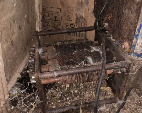 Разбиха цех за нелегален тютюн, спипаха майка и син с голямо количество