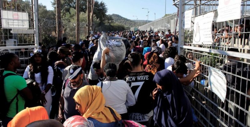 Гърция прехвърля 400 мигранти от остров Лесбос на континента