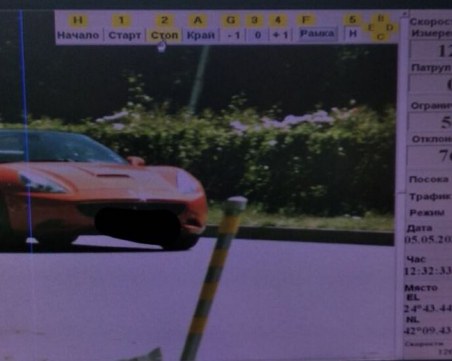 Червено ферари профуча с бясна скорост през булевард в Пловдив