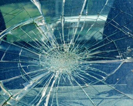 Мъж потроши стъкло на камион край Пловдив, метнал камък