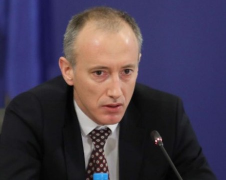 Учениците завършват електронно, връщат се в училище само за важни изпити