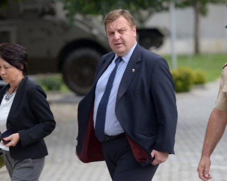 Каракачанов: Въпреки обстановката с COVID-19 модернизацията на армията ни няма да спре