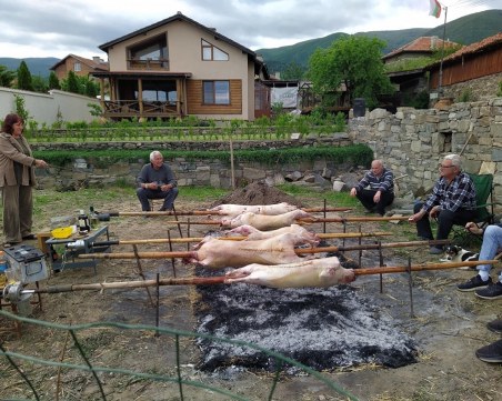 Майстори на чевермето в Паталеница отново пекоха агнета, но този път по дворовете