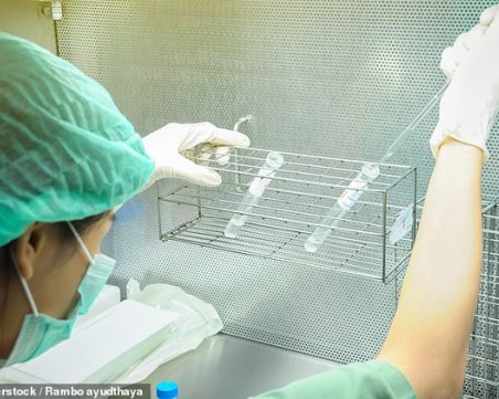 COVID-19 може би се предава и по полов път