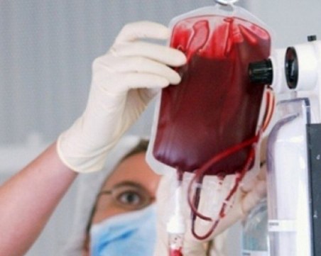 Един от двамата пациенти, лекувани с кръвна плазма, е починал