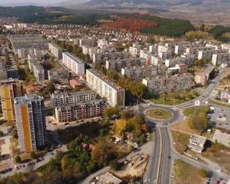 Евакуират няколко блока в пернишки квартал заради тежка авария