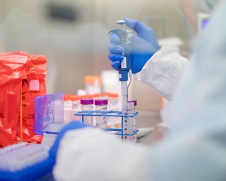 Правителството отпуска 2,4 млн. лева за научни изследвания за COVID-19