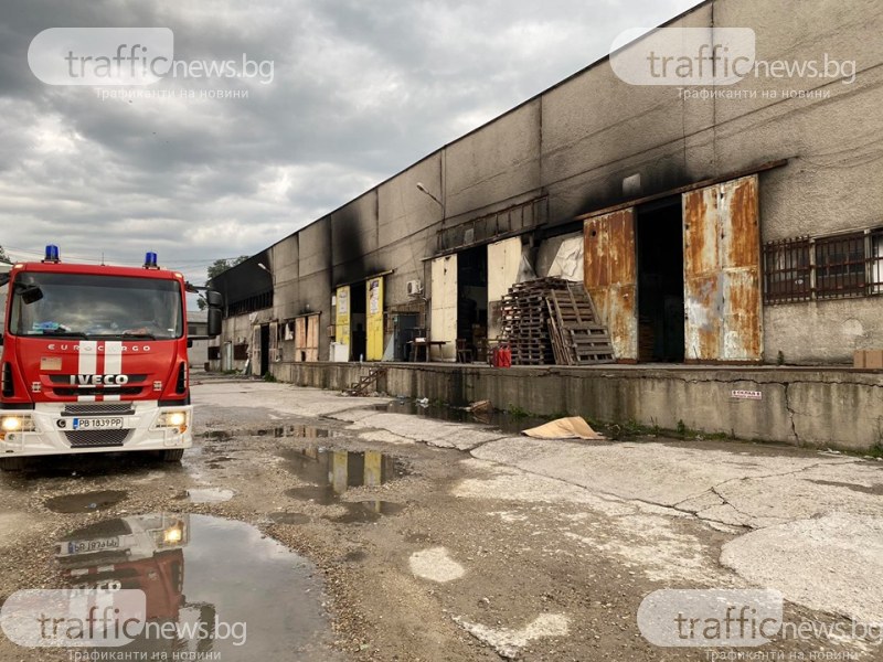 Два екипа на пожарната ще дежурят на мястото на големия пожар в Пловдив