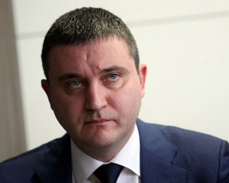 Горанов отговори на Божков: Нека си плати 700-те млн. данъци , а след това да говори за морал