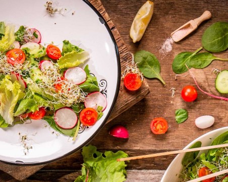 Салата с бейби спанак, репички и чери домати