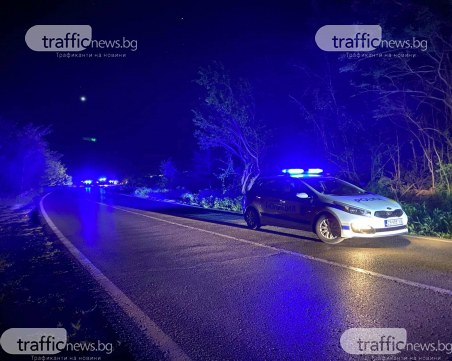 Зверска катастрофа край Карлово, има затиснати хора