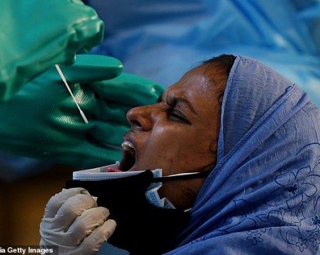 Фармацевт почина, след като изпи собствено лекарство срещу коронавирус