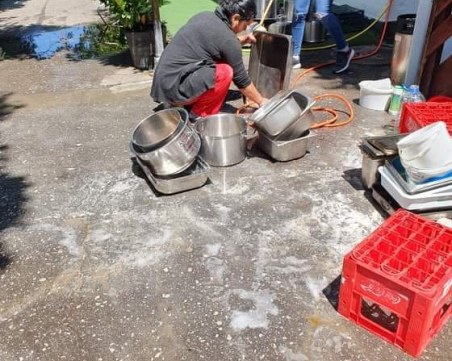 Пловдивски ресторант нареди кухненската посуда на тротоара, за да я 