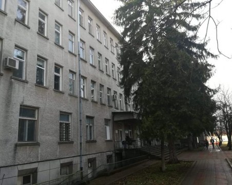 Оперираха жената, паднала от четвъртия етаж на болницата в Горна Оряховица