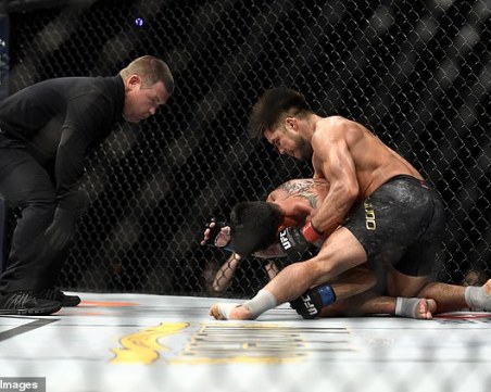 Рефер на UFC 249 миришел на цигари и алкохол