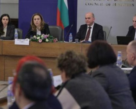 Тристранката обсъжда антикризисните мерки на извънредно заседание