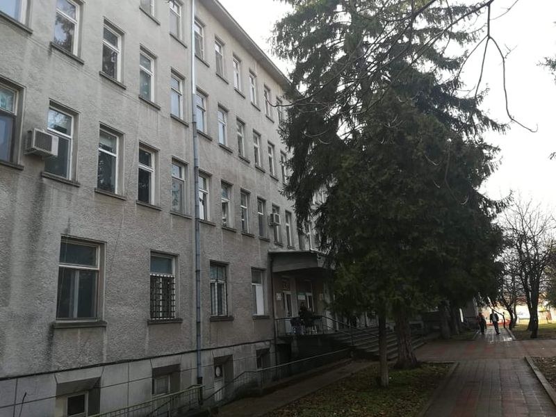 Оперираха жената, паднала от четвъртия етаж на болницата в Горна Оряховица
