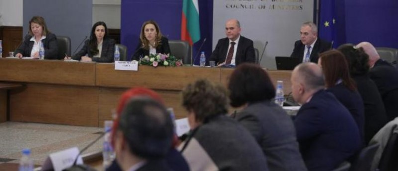 Тристранката обсъжда антикризисните мерки на извънредно заседание