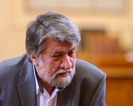 Бунт срещу Вежди Рашидов заради репликата