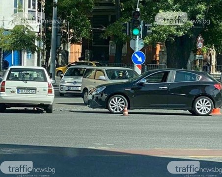 Две коли се потрошиха в центъра на Пловдив