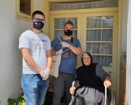 Младежи от Карлово помагат на възрастни хора, посетиха 105-годишната баба Гена