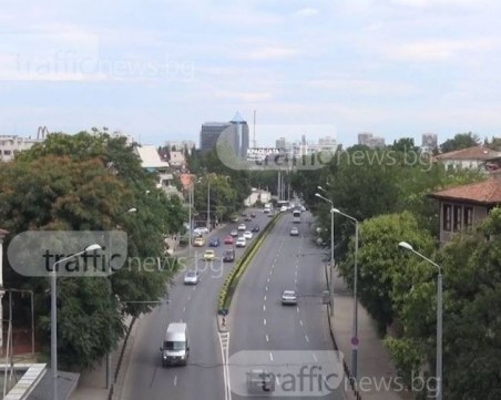Ремонт затруднява движението на натоварен булевард в Пловдив