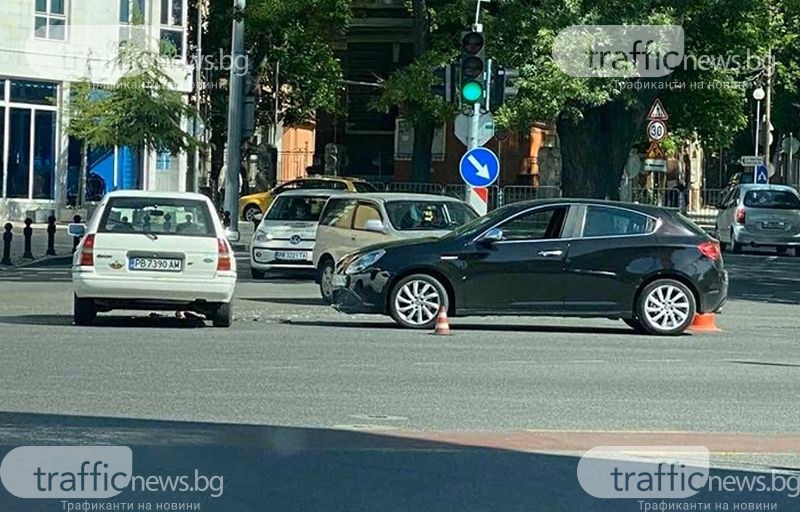 Две коли се потрошиха в центъра на Пловдив