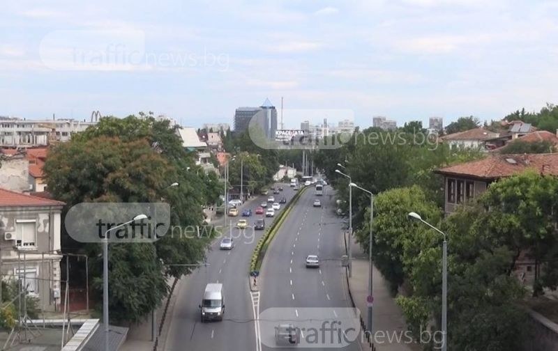 Ремонт затруднява движението на натоварен булевард в Пловдив