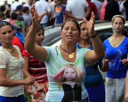 Днес е ромският 1 април