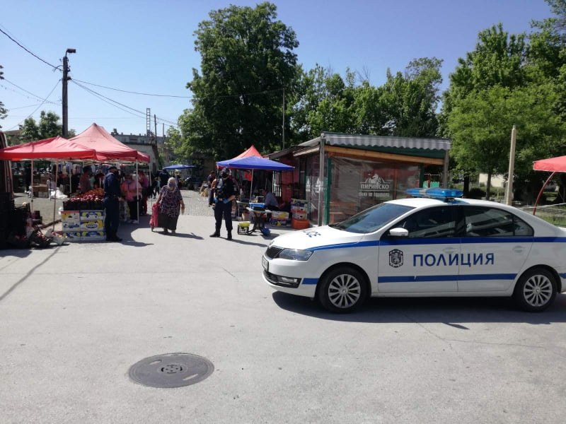 Акция на полицията! Униформени нахълтаха в заведения, пазари и магазини в Първомай