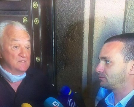 Сашо Диков чака премиера, за да му предаде акциите на 