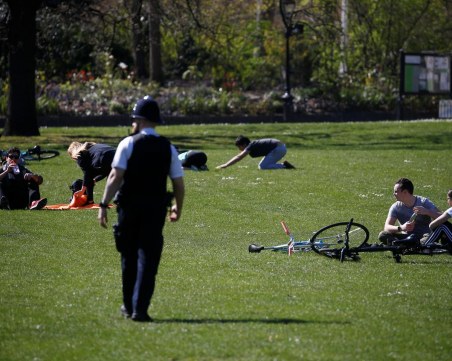 Великобритания с 3242 нови случая, но сериозно отхлабва мерките