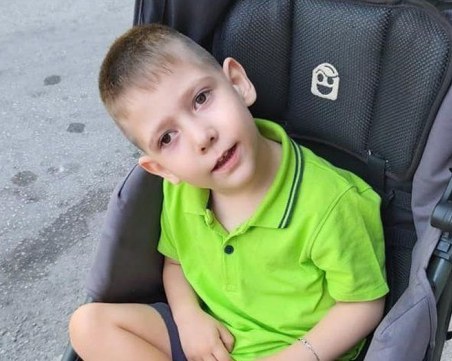 5-годишният Ники от Карлово има нужда от нашата помощ, за да проходи