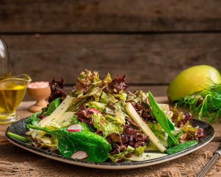 Пролетна салата с репички и ябълка