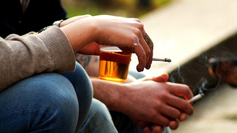 По 1000 българи на месец в болница заради наркотици и алкохол