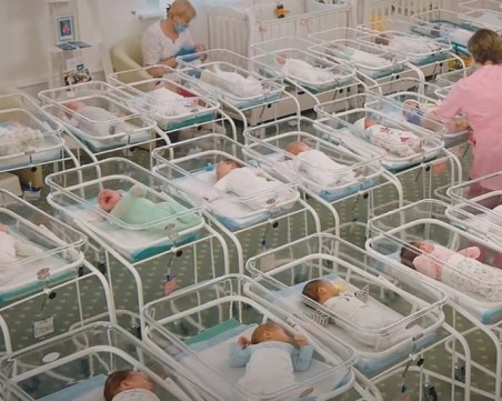 Десетки бебета от сурогатни майки са блокирани в хотел в Киев