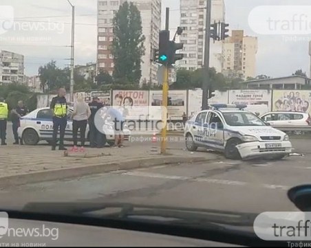 Екшън! Жена премина незаконно границата, спретна си гонка с полицията и се заби в две патрулки