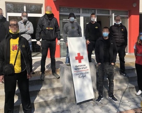 Феновете на Ботев продължават борбата с COVID-19