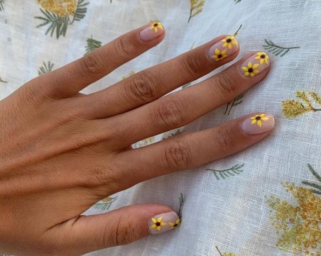 Маникюр с маргаритки и слънчогледи - новата тенденция това лято