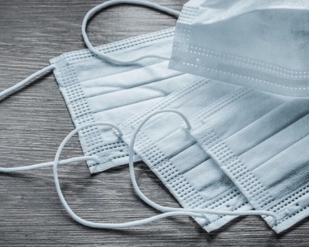 Пълен абсурд: Баща и син пребиха охранител заради предпазна маска