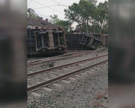 Товарен влак дерайлира на гара Нова Загора
