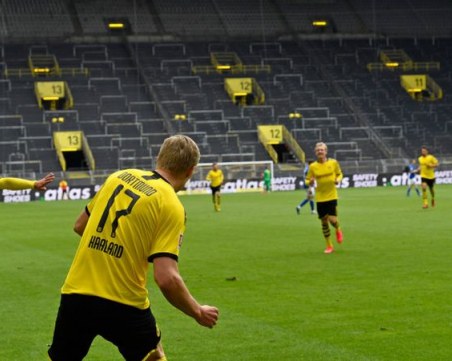 Борусия разгроми Шалке при завръщането на Бундеслигата