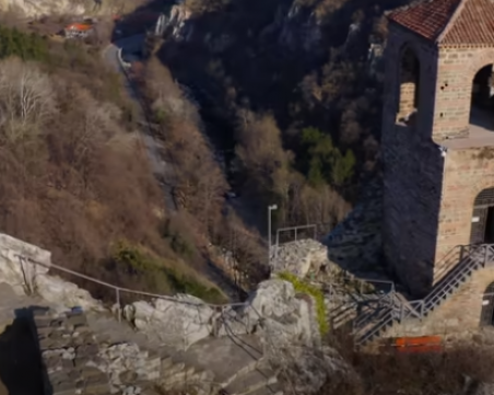 Изкуство или нов скандал? Карибски модел се съблече на фона на Асеновата крепост