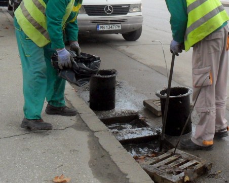 Не паркирайте върху шахтите! Чистят ги по ГРАФИК