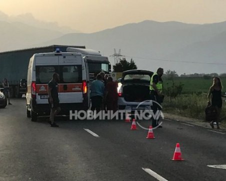 Четиричленно семейство е в болница след катастрофа край Казанлък