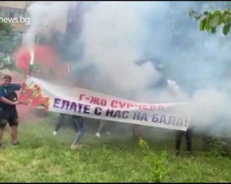 Факли и димки пред дома на учител в Хисаря  - учениците й с трогателен жест