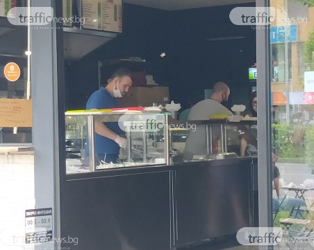 Груби нарушения: Пловдивско заведение свали маските! На кой му пука за здравето?