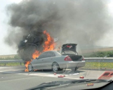 Кола пламна на АМ 