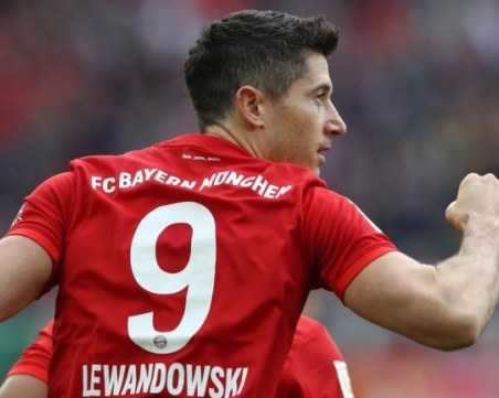Левандовски със страхотно постижение при рутинна победа на Байерн
